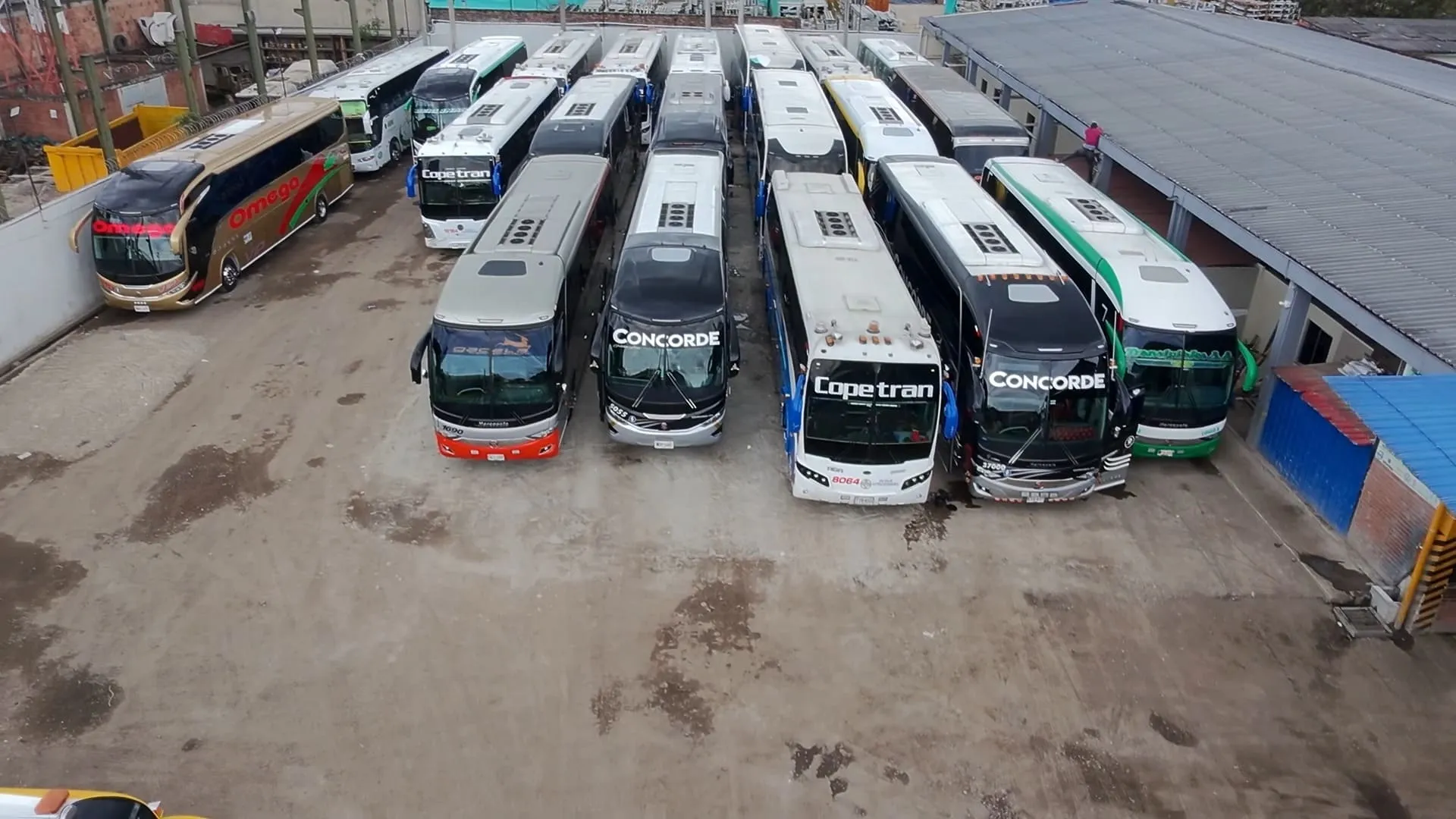 Mecánico clásico trabajando en un motor antiguo, en blanco y negro.